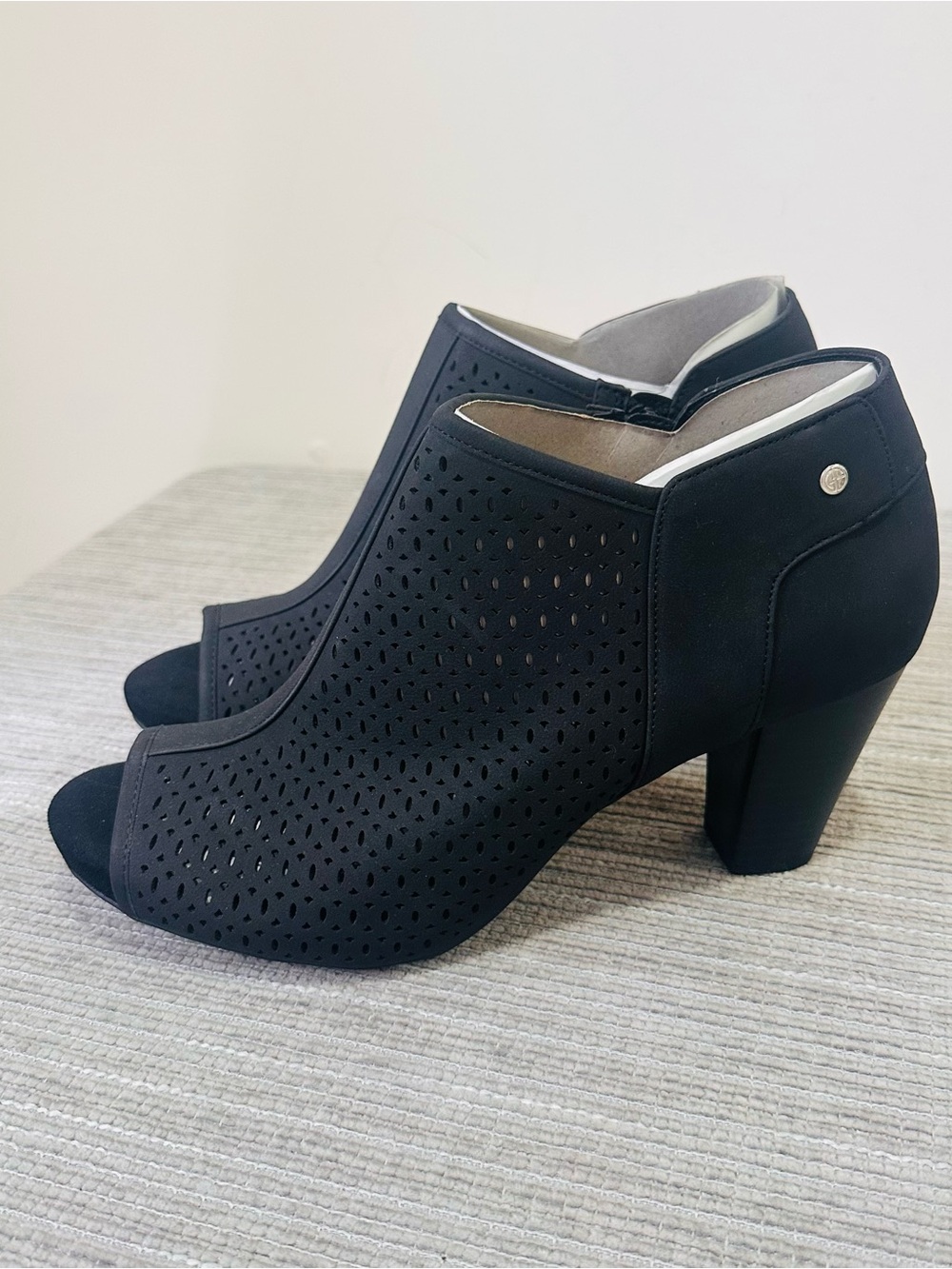 Giani Bernini Angye Womens Black Perforated Peep-Toe Booties Memory Foam Size 11